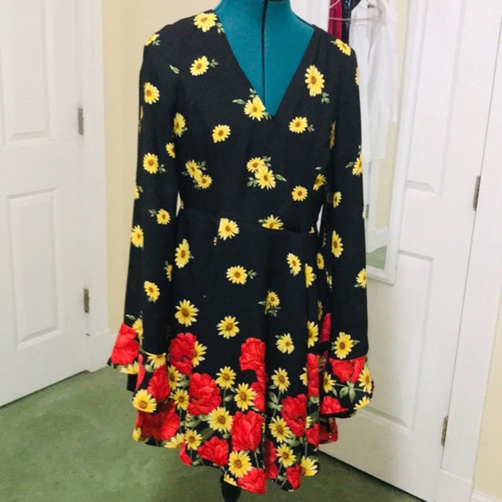 Black Daisy Carnation Flared Sleeve 70s Dress